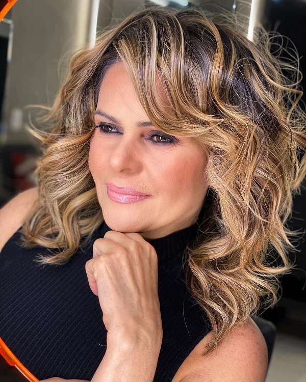 hairstyle for women over 50 with highlights