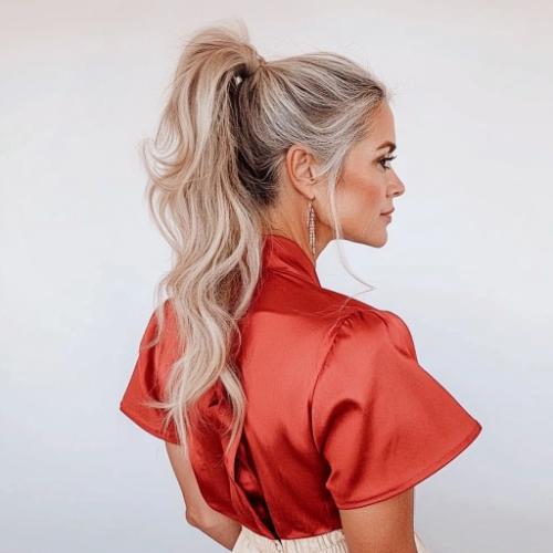 Ponytail for a woman over 50 with a refined touch